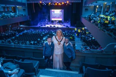 Mayor Councillor Linda Leach with Rakegate Primary School pupils Sara and Jack before the Singing in The Halls concert